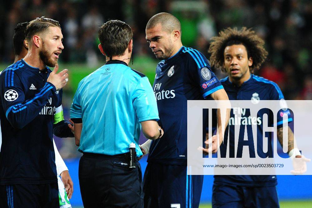 Fussball Champions League Viertelfinale VfL Wolfsburg - Real Madrid am 06.04.2016 in der Volkswagen Arena in Wolfsburg v.l.n.r.: Sergio Ramos ( Madrid ) - Schiedsrichter Gianluca Rocchi ( Italien) - Pepe ( Madrid ) - Marcelo ( Madrid )