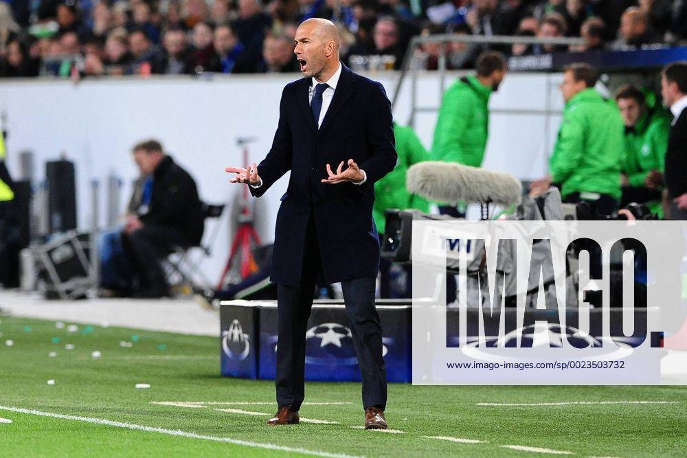 Fussball Champions League Viertelfinale VfL Wolfsburg - Real Madrid am 06.04.2016 in der Volkswagen Arena in Wolfsburg Zinedine Zidane ( Trainer Madrid )