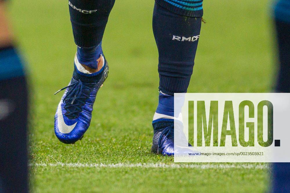 Wolfsburg Kaputte Stutze Socke von Cristiano Ronaldo (Real Madrid CF 7) beim Champions League Viertelfinal Hinspiel zwischen dem VfL Wolfsburg und Real Madrid am 06.04.2016,