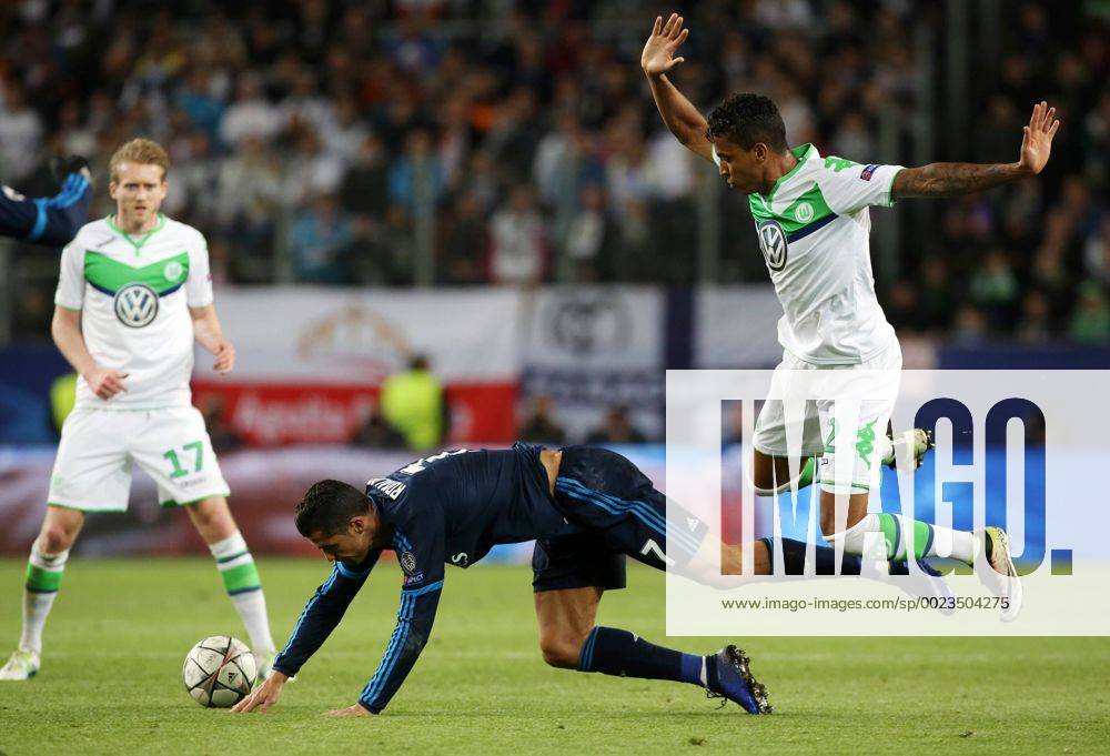 Cristiano Ronaldo, Luiz Gustavo Dias Aktion Spielszene Zweikampf Fußball Fussball UEFA Championsleague Herren Viertelfinale Saison 2015 2016 06.04.2016 VfL Wolfsburg vs. Real Madrid