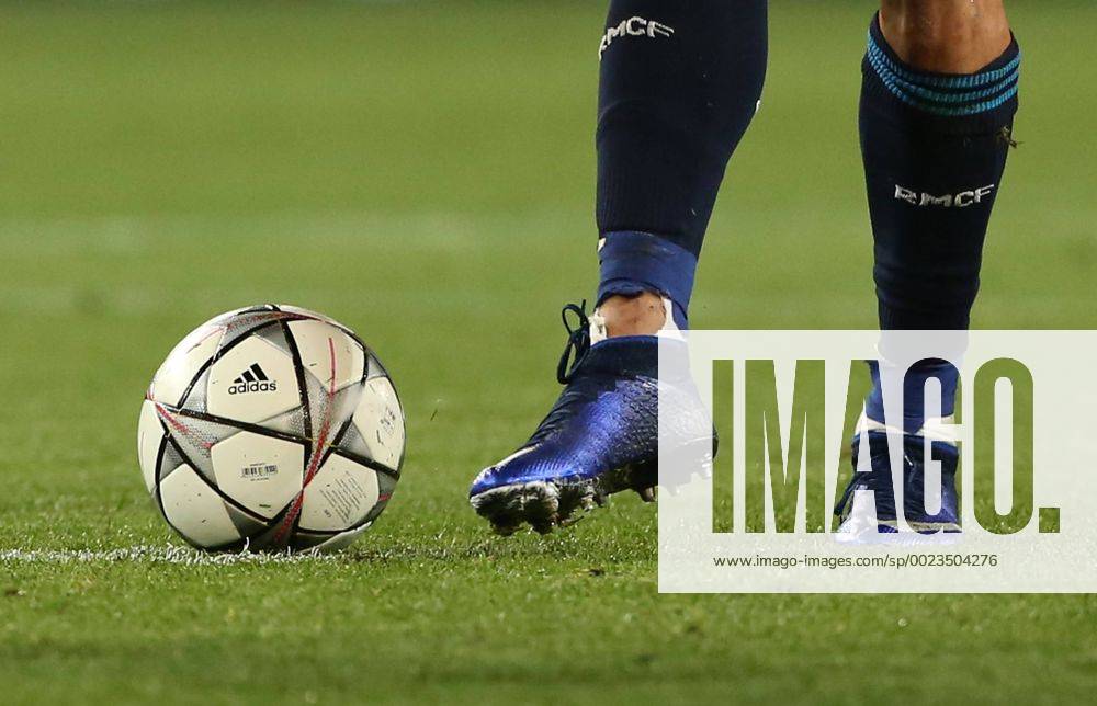 - SPORT Cristiano Ronaldo kaputter Strumpf Stutzen Socke nach Zweikampf mit Luiz Gustavo Dias Fußball Fussball UEFA Championsleague Herren Viertelfinale Saison 2015 2016 06.04.2016 VfL Wolfsburg vs. Real Madrid