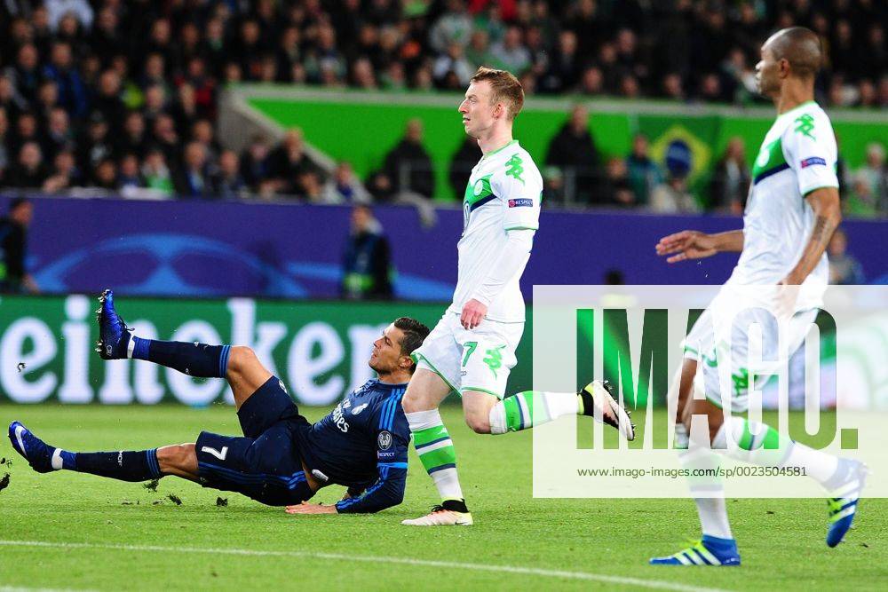 Fussball Champions League Viertelfinale VfL Wolfsburg - Real Madrid am 06.04.2016 in der Volkswagen Arena in Wolfsburg Christiano Ronaldo ( Madrid ), links am Boden - Maximilian Arnold ( Wolfsburg ), mitte