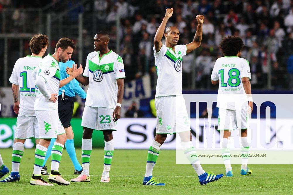 Fussball Champions League Viertelfinale VfL Wolfsburg - Real Madrid am 06.04.2016 in der Volkswagen Arena in Wolfsburg Schlussjubel bei Naldo ( Wolfsburg )