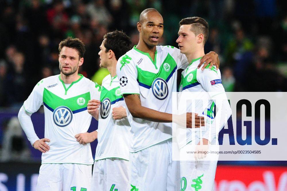 Fussball Champions League Viertelfinale VfL Wolfsburg - Real Madrid am 06.04.2016 in der Volkswagen Arena in Wolfsburg Schlussjubel bei Naldo ( Wolfsburg ), mitte - Julian Draxler ( Wolfsburg ), rechts