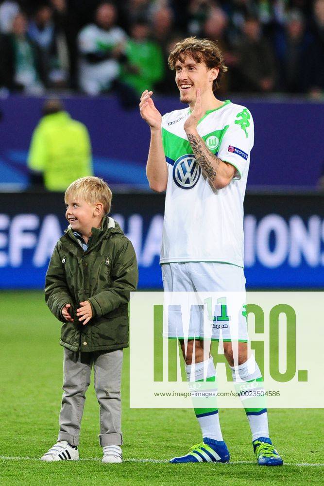 Fussball Champions League Viertelfinale VfL Wolfsburg - Real Madrid am 06.04.2016 in der Volkswagen Arena in Wolfsburg Schlussjubel bei Max Kruse ( Wolfsburg ) und Sohn
