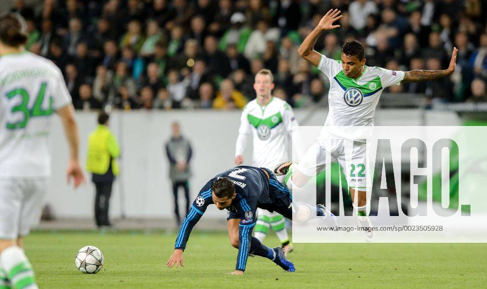 Wolfsburg, Volkswagen Arena: Fussball UEFA Champions League, Viertelfinale: VfL Wolfsburg - Real Madrid: Wolfsburgs Luiz Gustavo (weiss) gegen Madrids Cristiano Ronaldo.