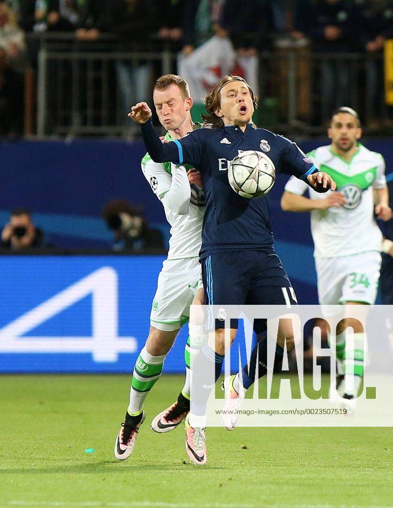 Wolfsburg VfL vs Real Madrid, CL Wolfsburg, Deutschland. 06.04.2016, FUßBALL - VfL Wolfsburg vs Real Madrid C.F., Champions League, Viertelfinale, Saison 2015-2016, Volkswagen Arena. Bild zeigt: Maximilian Arnold (VfL Wolfsburg), Luka Modric (Real Madrid)
