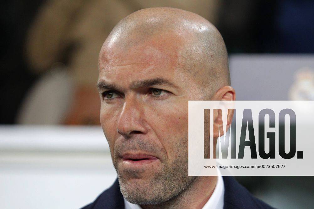Wolfsburg VfL vs Real Madrid, CL Wolfsburg, Deutschland. 06.04.2016, FUßBALL - VfL Wolfsburg vs Real Madrid C.F., Champions League, Viertelfinale, Saison 2015-2016, Volkswagen Arena. Bild zeigt: Cheftrainer Zinedine Zidane (Real Madrid)