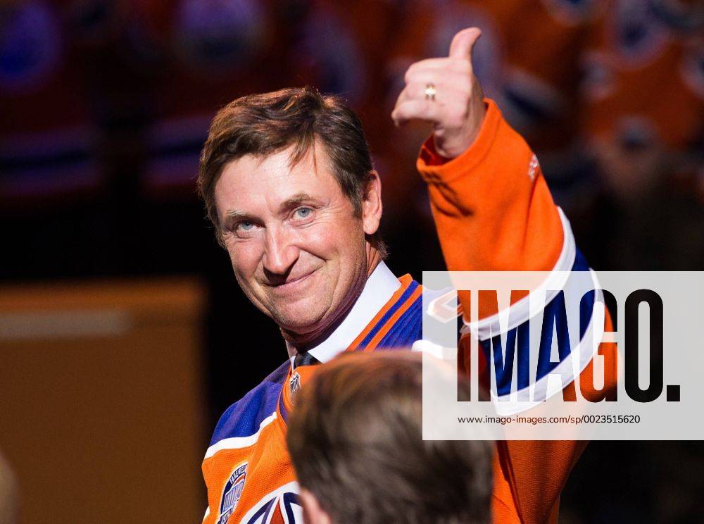 Former Edmonton Oiler Wayne Gretzky 99 takes part in the final ceremony celebrations closing out the final game at Rexall Place. The Farewell Rexall ceremony took place after the Vancouver Canucks game versus the Edmonton Oilers at the last ever NHL Eishockey Herren USA hockey game at Rexall Place in Edmonton, Alberta. (Photo by Curtis Comeau Icon Sportswire) NHL: APR 06 Canucks at Oilers Icon16040614