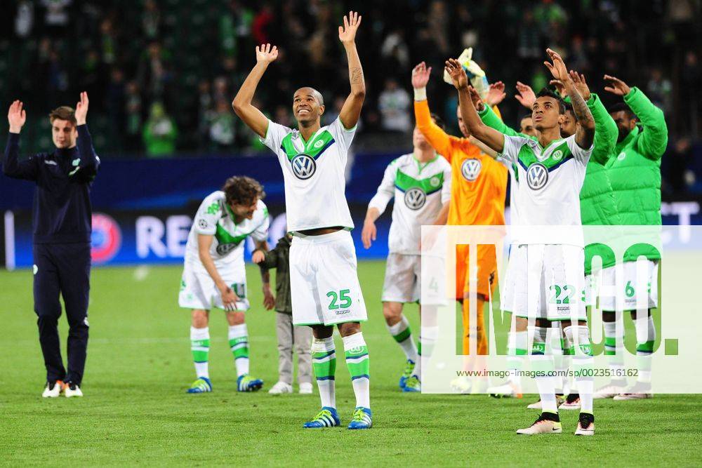 Fussball Champions League Viertelfinale VfL Wolfsburg - Real Madrid am 06.04.2016 in der Volkswagen Arena in Wolfsburg Schlussjubel bei der Mannschaft vom VfL Wolfsburg