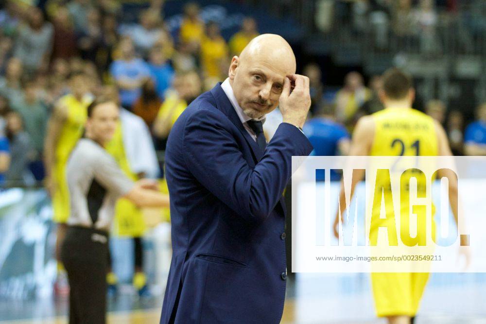 Basketball Berlin 09.04.2016 Beko-BBL 1. Bundesliga Saison 2015 2016 Alba Berlin - Telekom Baskets Bonn Gerangel auf den Spielfeld zwischen Alba und Bonn Schlägerei Ausschreitungen insgesamt wurden 7 Spieler disqualifiziert, 5 Bonner und 2 Berliner Sasa Obradovic (Alba Berlin, Trainer)