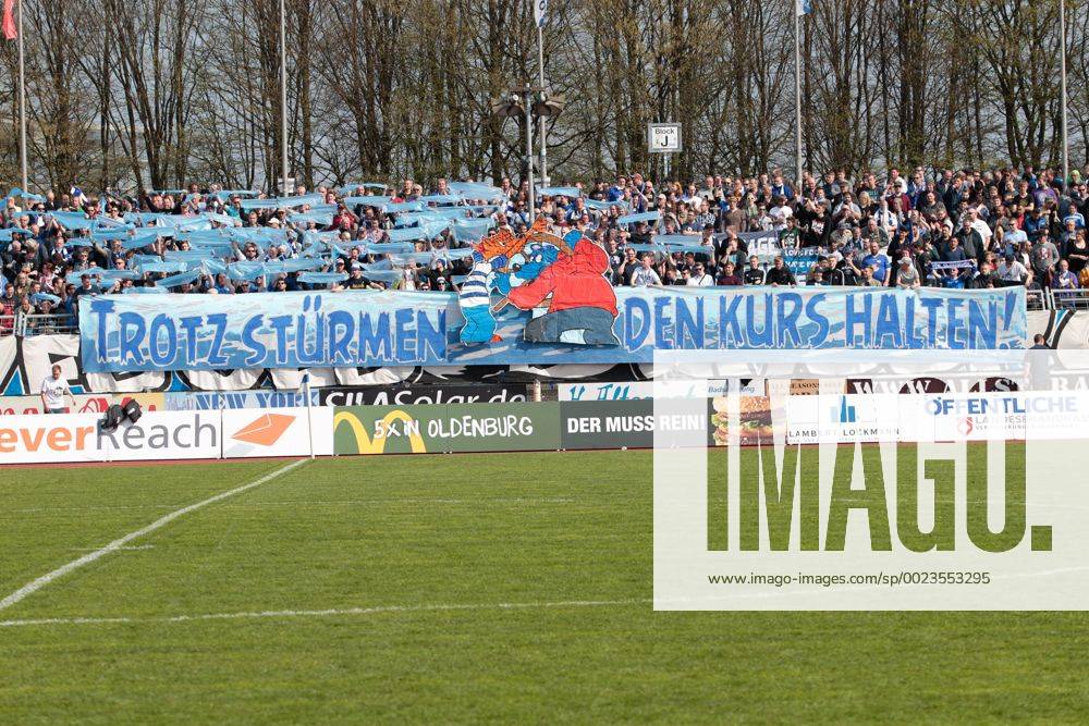 Fußball, Stadiongeschichte VfB Oldenburg Fußball Regionalliga Nord Saison 2015 2016 28. Spieltag am Sonntag, 10. April 2016 im Marschweg-Stadion in Oldenburg: VfB Oldenburg - VfL Wolfsburg II Choreographie der Fans des VfB Oldenburg mit dem Spruchband Trotz Stuermen den Kurs halten VfB Oldenburg - VfL Wolfsburg II