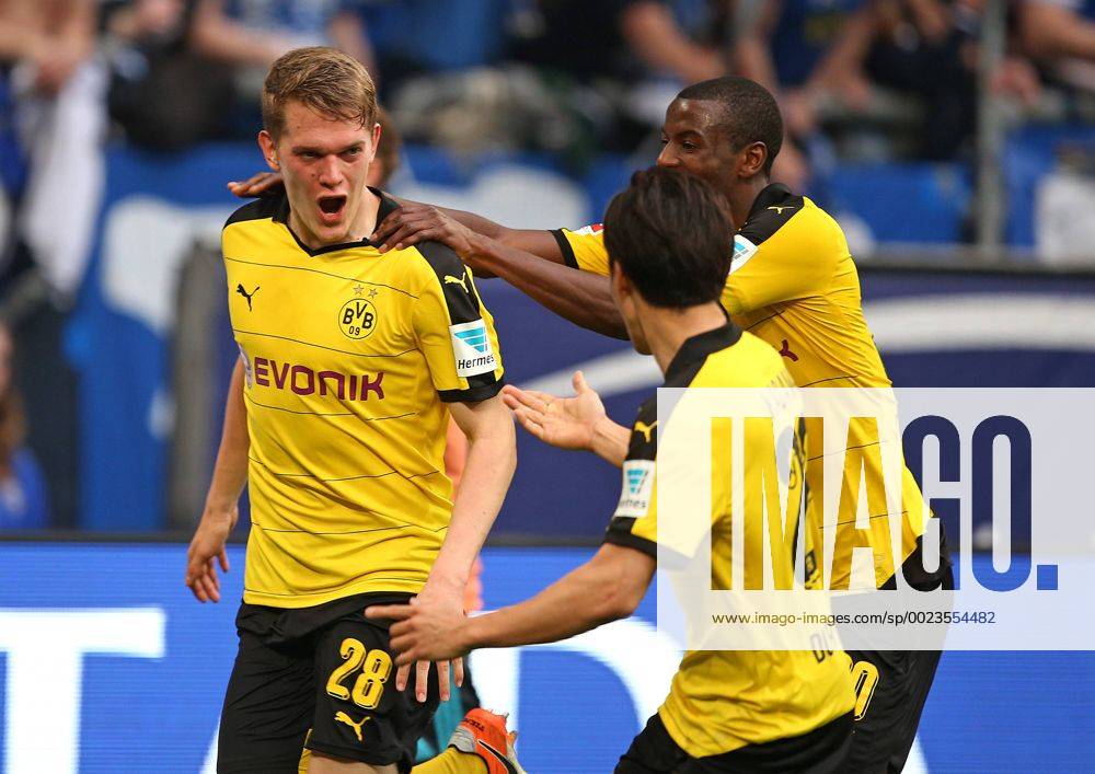 Fussball 1.Bundesliga 2015 2016, 29.Spieltag, FC Schalke 04 - Borussia Dortmund, in der VELTINS-Arena Gelsenkirchen. Jubel v.l. Torschütze Sven Bender (Dortmund) , Shinji Kagawa (Dortmund) und Adrian Ramos (Dortmund) zum Tor zum 1:2