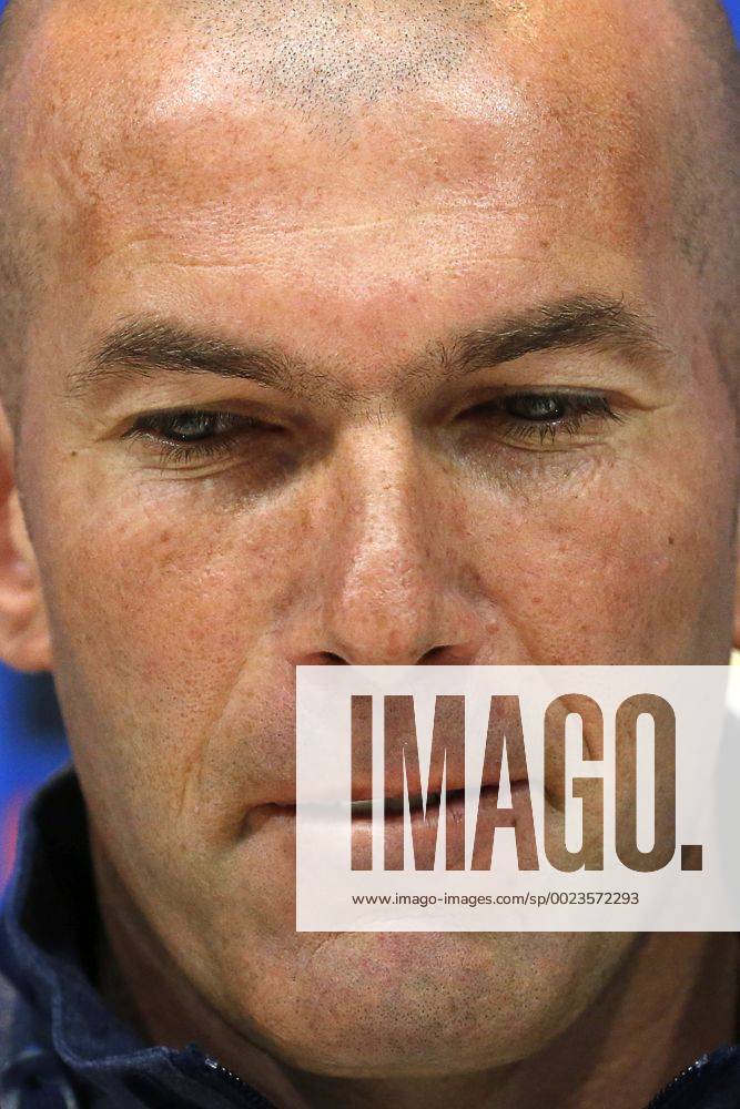 Head coach of Real Madrid, French Zinedine Zidane, holds a press conference PK Pressekonferenz following a training session at the team s sports complex in Valdebebas, Madrid, Spain, 11 April 2016. Real Madrid will face Wolfsburg in a UEFA Champions League quarter final second leg match on 12 April. Real Madrid presser !ACHTUNG: NUR REDAKTIONELLE NUTZUNG! GRA223 20160411-635959816862420030