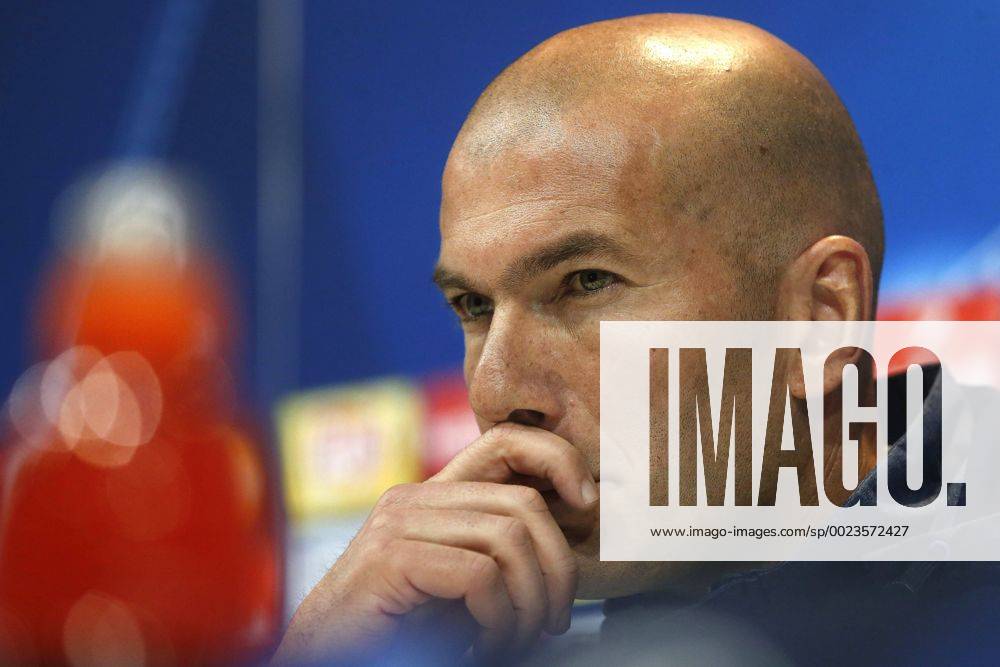 Fußball, Champions League, PK Real Madrid Head coach of Real Madrid, French Zinedine Zidane, holds a press conference PK Pressekonferenz following a training session at the team s sports complex in Valdebebas, Madrid, Spain, 11 April 2016. Real Madrid will face Wolfsburg in a UEFA Champions League quarter final second leg match on 12 April. Real Madrid presser !ACHTUNG: NUR REDAKTIONELLE NUTZUNG! GRA223 20160411-635959826262516030