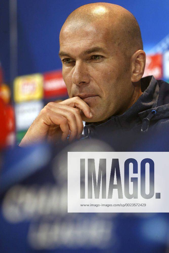 Fußball, Champions League, PK Real Madrid Head coach of Real Madrid, French Zinedine Zidane, holds a press conference PK Pressekonferenz following a training session at the team s sports complex in Valdebebas, Madrid, Spain, 11 April 2016. Real Madrid will face Wolfsburg in a UEFA Champions League quarter final second leg match on 12 April. Real Madrid presser !ACHTUNG: NUR REDAKTIONELLE NUTZUNG! GRA223 20160411-635959826316492030
