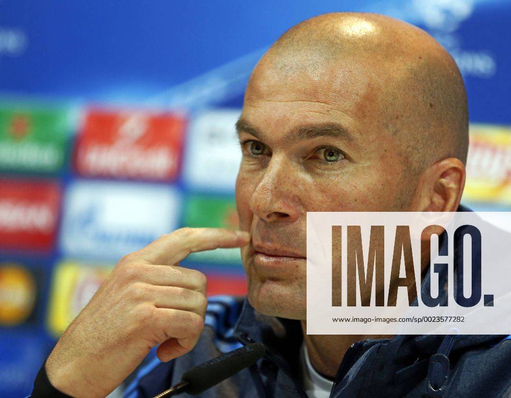 Rueda de prensa de Zidane antes del partido de Liga de Campeones ante el Wolfsburgo. press conference PK Pressekonferenz of Zidane before Champions League match against Wolfsburgo. xBEATRIZxGUZMANx