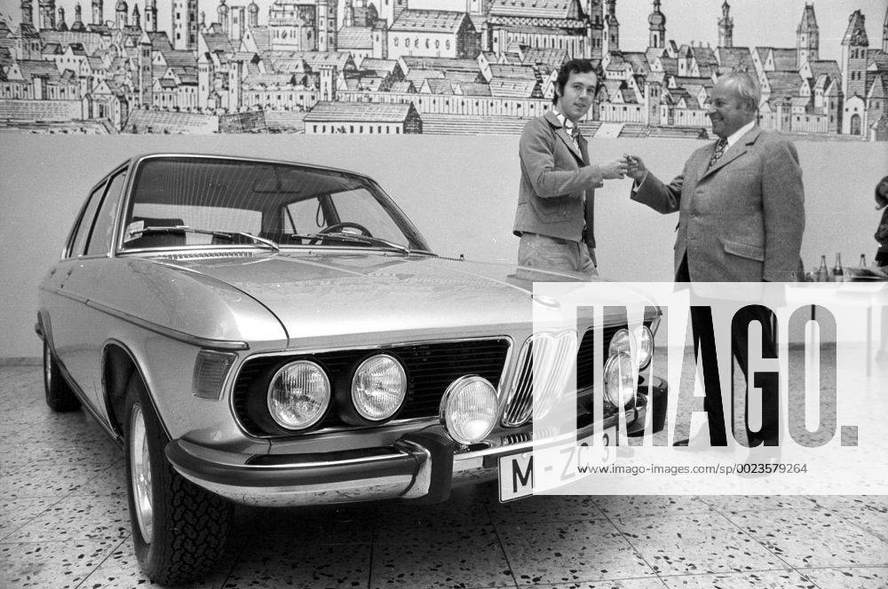 Franz Beckenbauer (BR Deutschland FC Bayern München) mit seinem neuen BMW