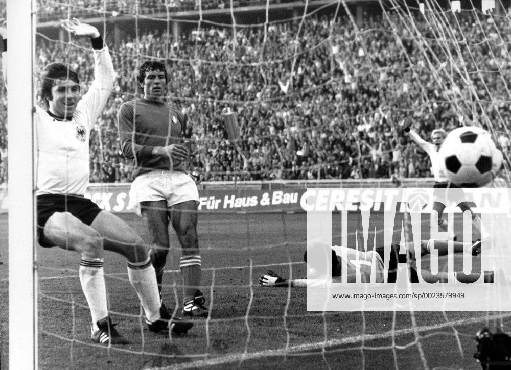 BR Deutschland - Italien in Berlin: Karl-Heinz Rummenigge (re.) bejubelt seinen Treffer zum 2:0, li.: Klaus Fischer (beide BRD), 2.v.li.: Roberto Mozzini, u.: Torwart Dino Zoff (beide Italien)