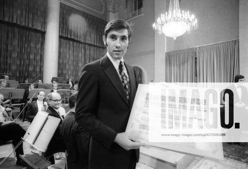 Sportler des Jahres Wahl 1971 in Baden Baden, Eddy Merckx (Belgien) bekommt die Urkunde als weltbester Sportler des Jahres 1971