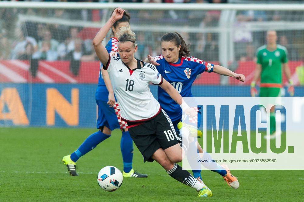 V.li.: Alexandra Popp (Deutschland, 18) im Zweikampf mit Iva Landeka (Kroatien, 10), Fussball, EM-Qualifikation Frauen, Deutschland - Kroatien,