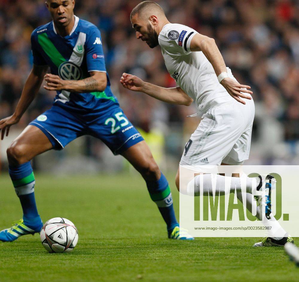 Real Madrid French forward Karim Benzema (R) and Wolfsburg Brazilian defense Ronaldo Aparecido Rodrigues Naldo (L) fight for the ball during a Champions league quarter final second leg match held at Santiago Bernabeu Stadium in Madrid, Spain, 12 April 2016. REAL MADRID VS WOLFSBURGO !ACHTUNG: NUR REDAKTIONELLE NUTZUNG! RMD001 20160412-635960917556850687