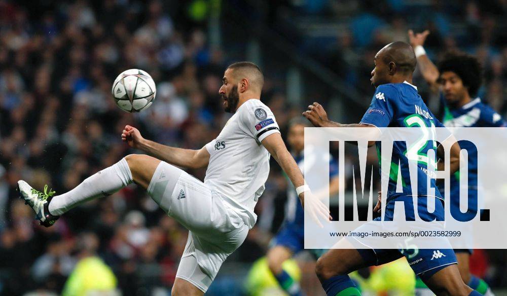 Real Madrid French forward Karim Benzema (L) and Wolfsburg Brazilian defense Ronaldo Aparecido Rodrigues Naldo (R) fight for the ball during a Champions league quarter final second leg match held at Santiago Bernabeu Stadium in Madrid, Spain, 12 April 2016. REAL MADRID VS WOLFSBURGO !ACHTUNG: NUR REDAKTIONELLE NUTZUNG! RMD002 20160412-635960917575414568