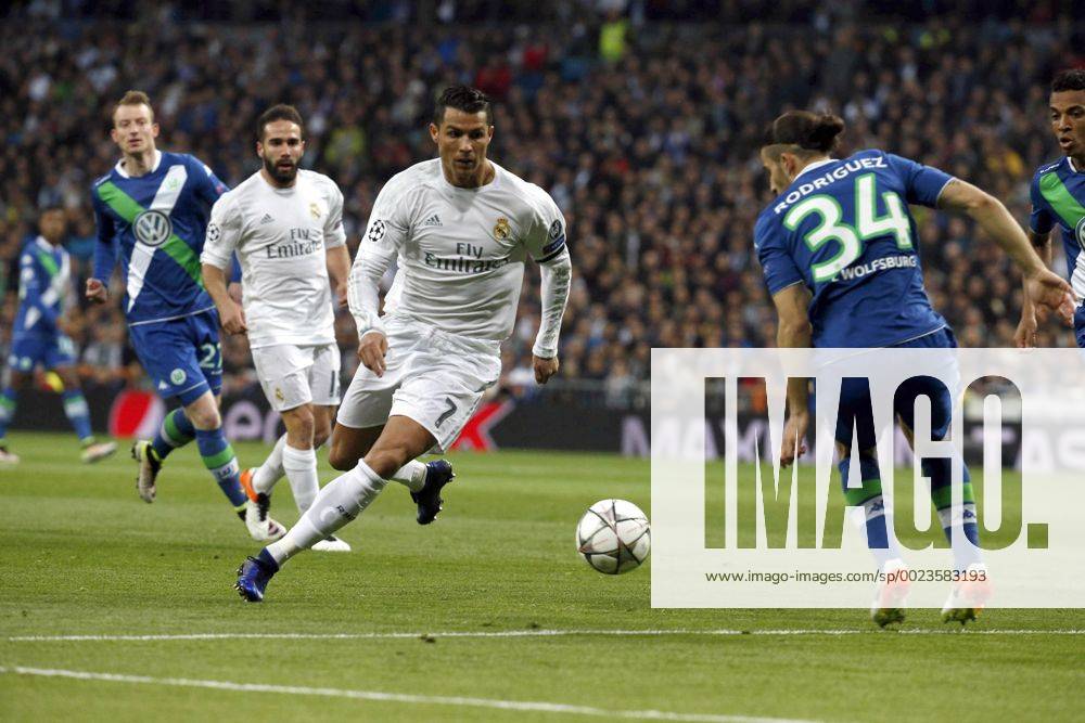 Real Madrid Portuguese forward Cristiano Ronaldo (C) and Wolfsburg Swiss defense Ricardo Rodriguez (R) fight for the ball during a Champions League quarter final second leg match held at Santiago Bernabeu Stadium in Madrid, Spain, 12 April 2016. REAL MADRID VS WOLFSBURGO !ACHTUNG: NUR REDAKTIONELLE NUTZUNG! RMD008 20160412-635960929436130358