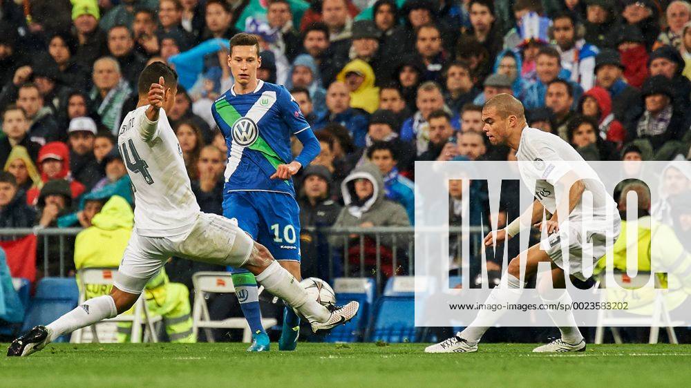 V.li.: Carlos Henrique Casemiro (Real, 14), Julian Draxler (Wolfsburg, 10), Kepler Lima Pepe (Pepe, Real, 3), Zweikampf, Duell, duel, tackle, Dynamik, Action, Aktion,