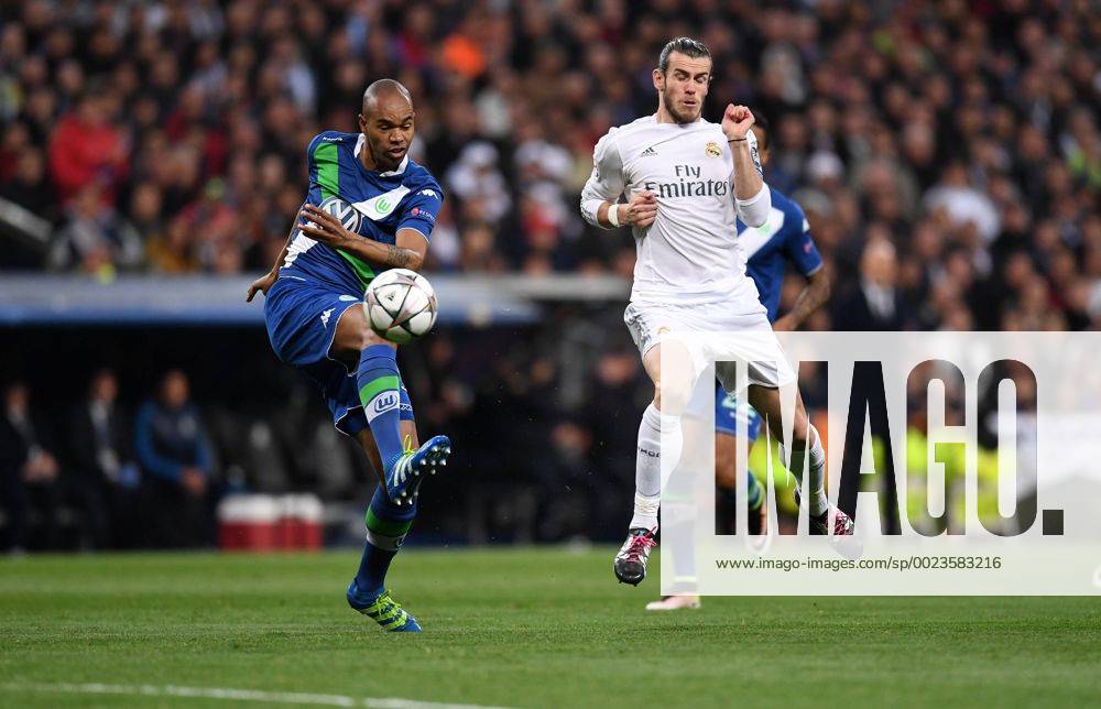 FUSSBALL CHAMPIONS LEAGUE SAISON 2015 2016 VIERTELFINALE RUECKSPIEL Real Madrid - VfL Wolfsburg 12.04.2016 Naldo (li, VfL Wolfbug) gegen Gareth Bale (re, Real Madrid)