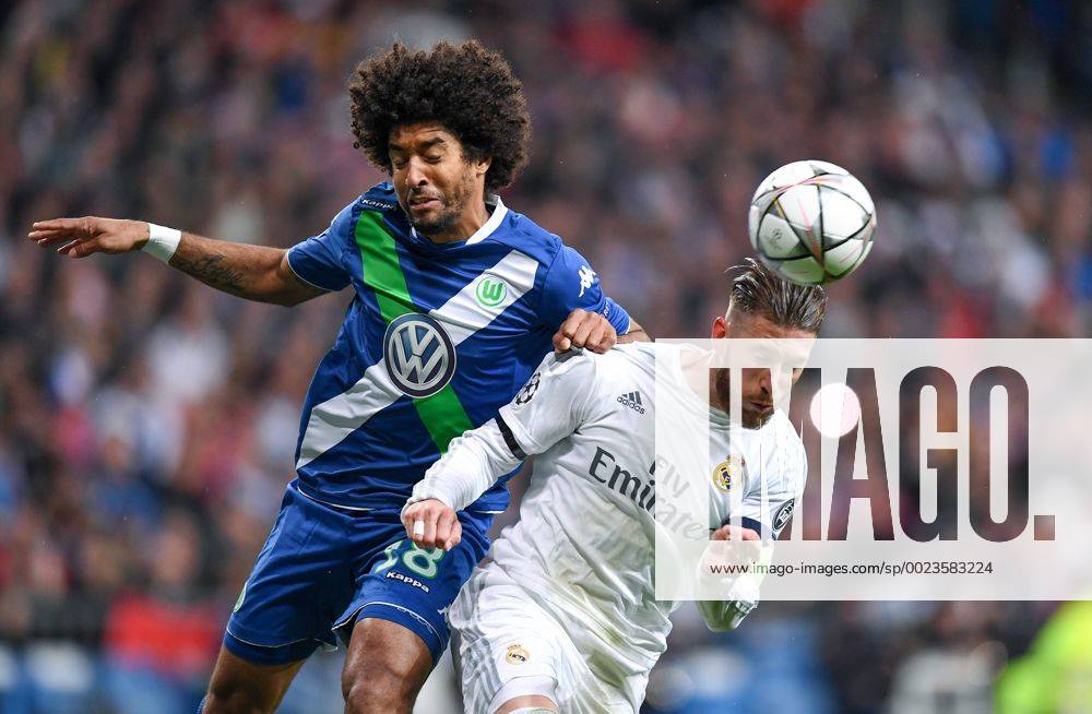 FUSSBALL CHAMPIONS LEAGUE SAISON 2015 2016 VIERTELFINALE RUECKSPIEL Real Madrid - VfL Wolfsburg 12.04.2016 Dante (li, VfL Wolfsburg) gegen Sergio Ramos (re, Real Madrid)