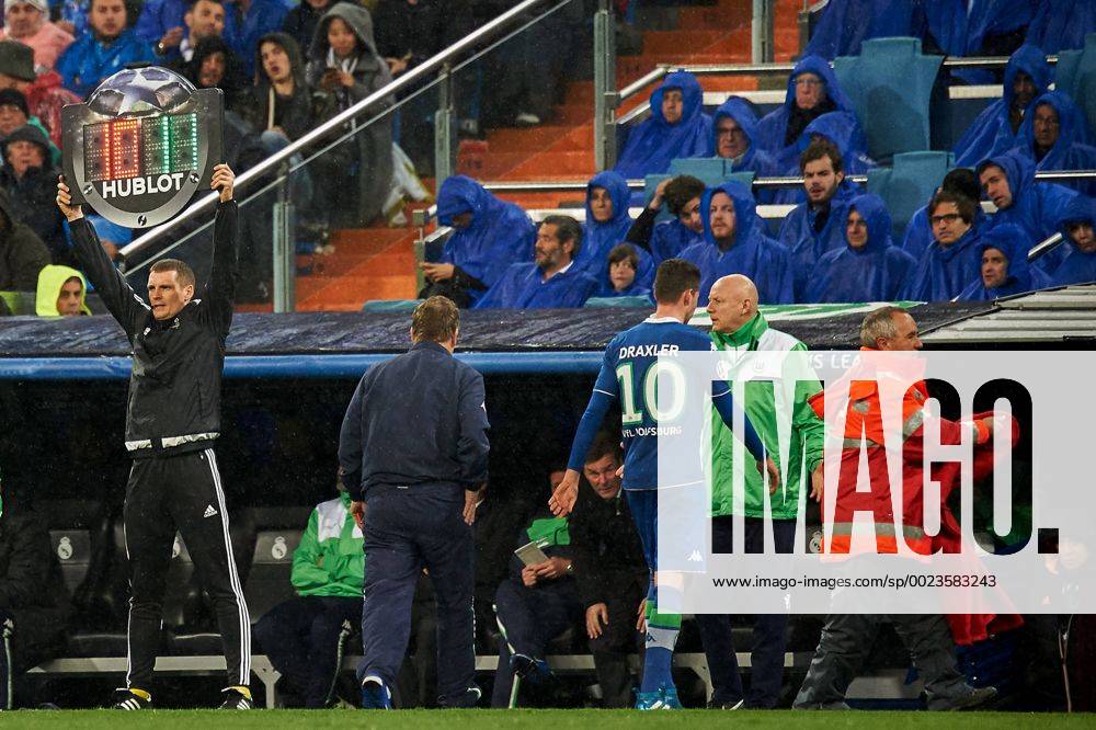 Julian Draxler (Wolfsburg, 10) muss verletzungsbedingt vom Platz, Auswechslung,