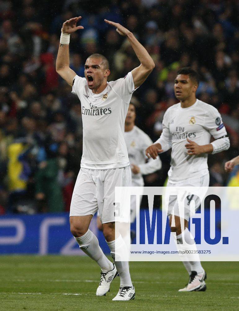 Real Madrid s Portuguese defense Pepe (R) reacts during a Champions League quarter final second leg match between Real Madrid and Wolfsburg held at Santiago Bernabeu Stadium in Madrid, Spain, 12 April 2016. REAL MADRID VS WOLFSBURGO !ACHTUNG: NUR REDAKTIONELLE NUTZUNG! RMD012 20160412-635960935368810358