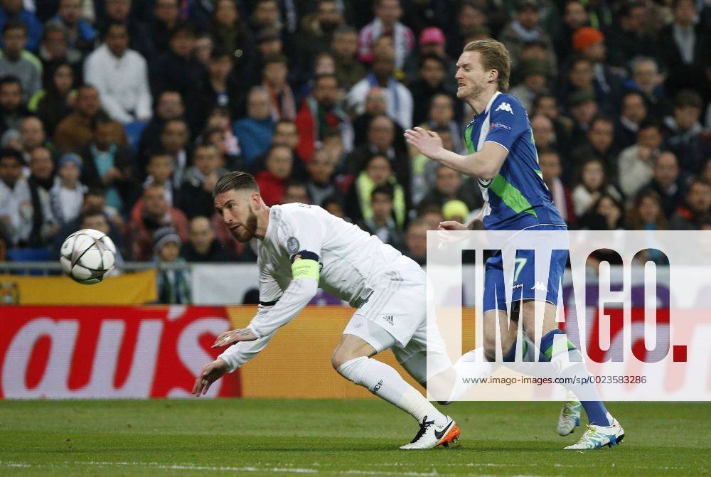 Real Madrid s Spanish defense Sergio Ramos (L) and Wolfsburg s German midfielder Maximilian Arnold fight for the ball during a Champions League quarter final second leg match between Real Madrid and Wolfsburg held at Santiago Bernabeu Stadium in Madrid, Spain, 12 April 2016. REAL MADRID VS WOLFSBURGO !ACHTUNG: NUR REDAKTIONELLE NUTZUNG! RMD013 20160412-635960935999518358