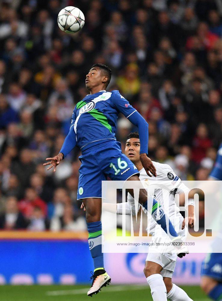 FUSSBALL CHAMPIONS LEAGUE SAISON 2015 2016 VIERTELFINALE RUECKSPIEL Real Madrid - VfL Wolfsburg 12.04.2016 Bruno Henrique (li, VfL Wolfsburg) gegen Casemiro (re, Real Madrid)