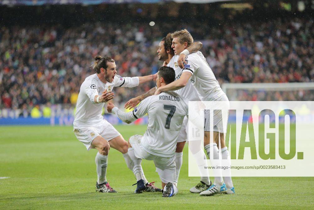 Cristiano RONALDO, Real Madrid 7 Torschuss, schiesst das Tor zum 2-0 Jubel, Freude, Emotionen, Feiern, Lachen, jubelt, freuen, reisst die Arme hoch, ballt die Faust REAL MADRID - VFL WOLFSBURG Quarterfinal, Football UEFA Champions League, Wolfsburg, 12.04.2016 CL Saison 2015 2016