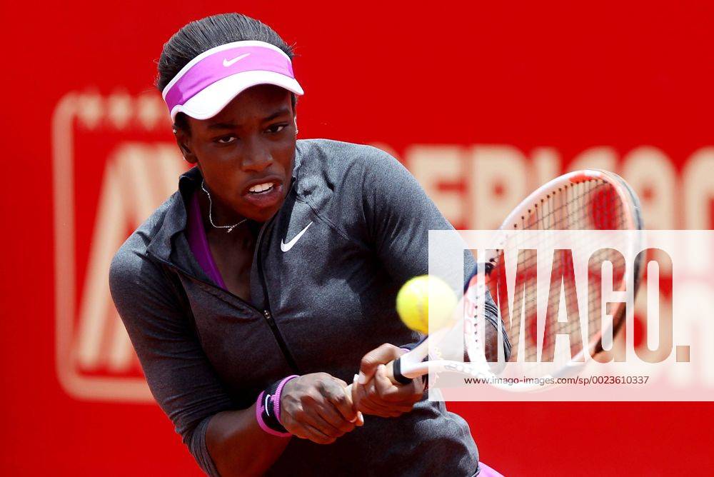 US tennis player Sacha Vickery returns a ball against Spanish Lara Arruabarrena, during the Colombian Tennis Open in Bogota, Colombia, 15 April 2016. EFE Leonardo Munoz Colombian Tennis Open !ACHTUNG: NUR REDAKTIONELLE NUTZUNG! BOG201 20160415-635963525680957633