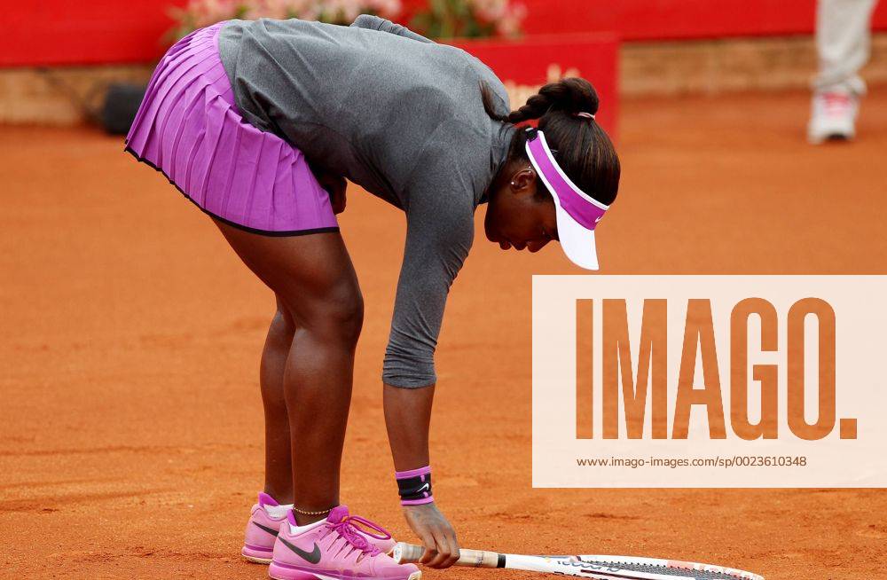 US tennis player Sacha Vickery reacts after losing a point against Spanish Lara Arruabarrena, during the Colombian Tennis Open in Bogota, Colombia, 15 April 2016. EFE Leonardo Munoz Colombian Tennis Open !ACHTUNG: NUR REDAKTIONELLE NUTZUNG! BOG201 20160415-635963525688757633
