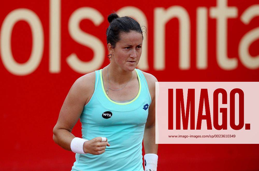 Spanish tennis player Lara Arruabarrena celebrates after scoring a poin against US Sacha Vickery, during the Colombian Tennis Open in Bogota, Colombia, 15 April 2016. EFE Leonardo Munoz Colombian Tennis Open !ACHTUNG: NUR REDAKTIONELLE NUTZUNG! BOG201 20160415-635963525699989633