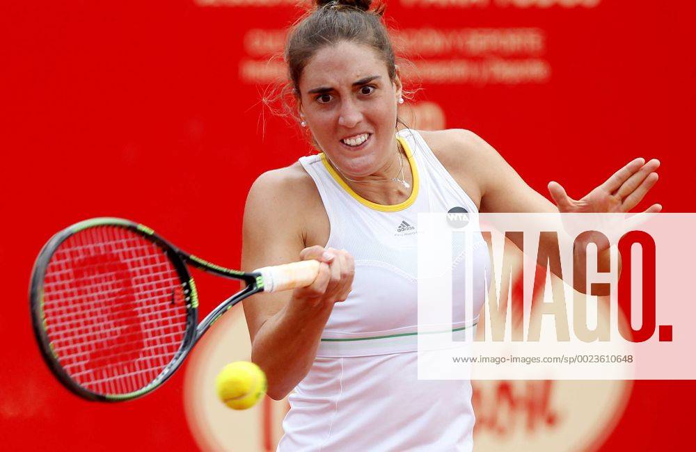Argentine tennis player Catalina Pella returns the ball against US Irina Falconi during their quarterfinal match at the Colombian Tennis Open in Bogota, Colombia, 15 April 2016. EFE Leonardo Munoz Colombian Tennis Open !ACHTUNG: NUR REDAKTIONELLE NUTZUNG! BOG201 20160415-635963542459681818