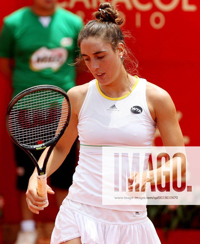 Argentine tennis player Catalina Pella reacts after losing a point against US Irina Falconi during their quarterfinal match at the Colombian Tennis Open in Bogota, Colombia, 15 April 2016. EFE Leonardo Munoz Colombian Tennis Open !ACHTUNG: NUR REDAKTIONELLE NUTZUNG! BOG201 20160415-635963542476529278