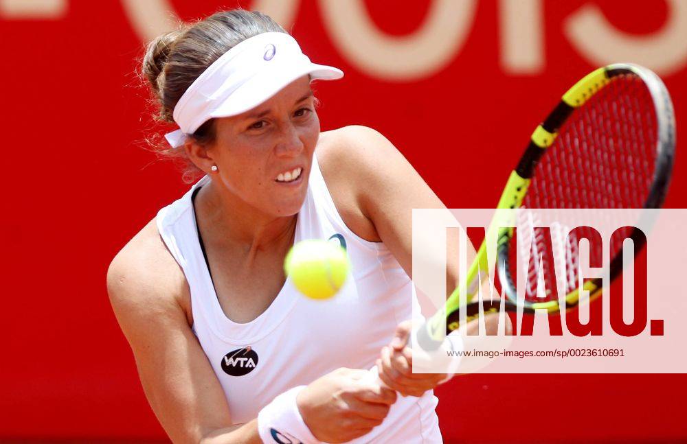 US tennis player Irina Falconi returns the ball against Argentine Catalina Pella during their quarterfinal match at the Colombian Tennis Open in Bogota, Colombia, 15 April 2016. EFE Leonardo Munoz Colombian Tennis Open !ACHTUNG: NUR REDAKTIONELLE NUTZUNG! BOG201 20160415-635963543129056363