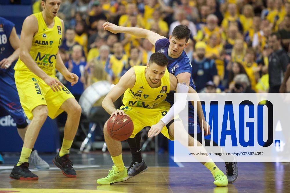 Basketball Berlin 16.04.2016 Beko-BBL 1. Bundesliga Saison 2015 2016 Alba Berlin - Crailsheim Merlins Ismet Akpinar (Alba Berlin, No.08) Vytenis Cizauskas (Crailsheim, No.04)