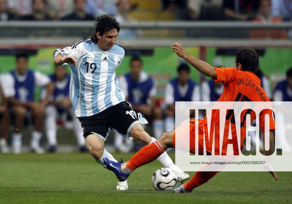 Lionel Messi (Argentinien, li.) spielt Rafael van der Vaart (Niederlande) schwindelig Fußball WM Herren WM 2006, Länderspiel, Nationalteam, Nationaltrikot, Gruppe C Gruppe Frankfurt M. Dynamik, Fußball WM Herren WM 2006, Länderspiel, Nationalteam, Nationaltrikot, Gruppe C Gruppe Frankfurt M. Dynamik,