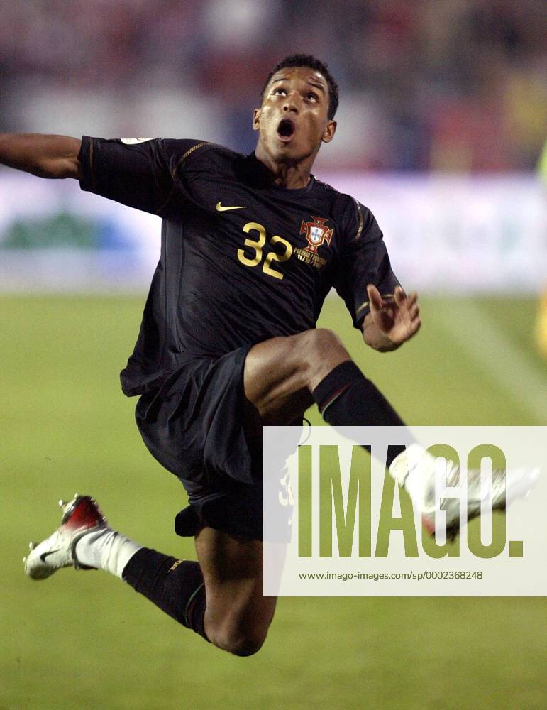 Nani (Portugal) schaut nach oben - (EN00120022014) Fußball Länderspiel Herren EM Qualifikation 2006, Nationalteam, Nationaltrikot, Vdig Einzelbild Chorzow Dynamik, Spannung Fußball Länderspiel Herren EM Qualifikation 2006, Nationalteam, Nationaltrikot, Vdig Einzelbild Chorzow Dynamik, Spannung