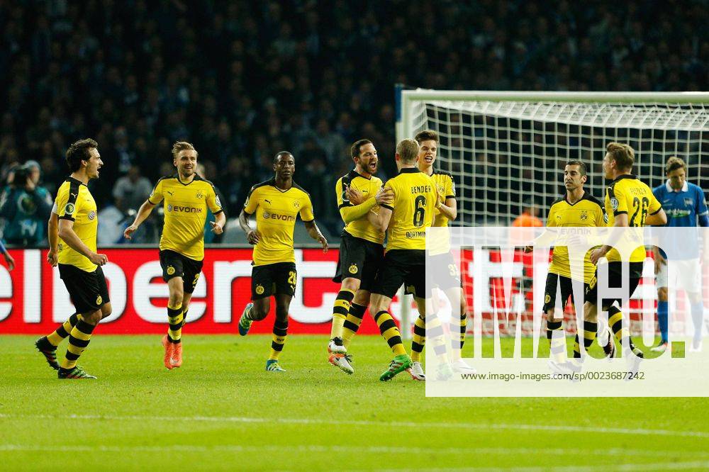 - Fußball, DFB-Pokal 2015 16, Halbfinale, Hertha BSC - Borussia Dortmund: Torjubel nach dem Treffer zum 0:1