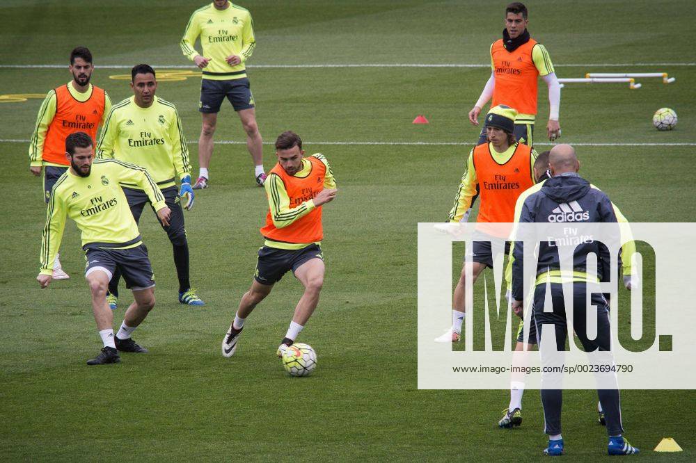 Head coach of Real Madrid, French Zinedine Zidane (R), supervises his players during a training session of the team held at the Valdebebas sports complex in the outside of Madrid, Spain, 22 April 2016. Real Madrid will face Rayo Vallecano in a Spanish Primera Division Liga soccer match on 23 April. Real Madrid training !ACHTUNG: NUR REDAKTIONELLE NUTZUNG! GRA100 20160422-635969265715266107