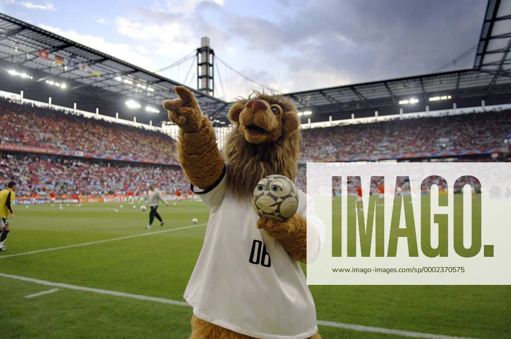 Maskottchen Goleo VI und sein Freund Pille im FIFA WM Stadion in Köln Fußball WM Herren WM 2006, Länderspiel, Achtelfinale Einzelbild Köln Fußball WM Herren WM 2006, Länderspiel, Achtelfinale Einzelbild Köln