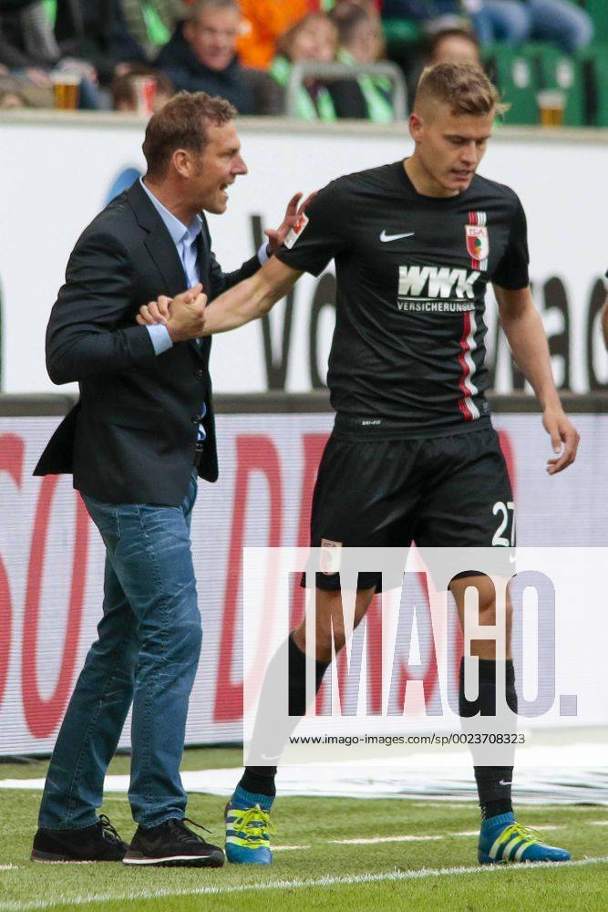 Fußball, Bundesliga, VfL Wolfsburg - FC Ausgburg; v.l. Markus Weinzierl (Trainer FCA) und Alfred Finnbogason (FCA, 27) gibt Anweisungen, gestikuliert, mit den Armen gestikulieren, gives instructions, gesticulate.