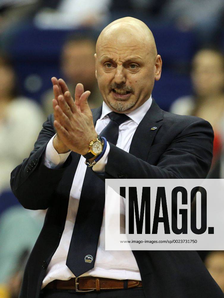 Trainer Sasa Obradovic Aktion Oberkoerper Oberkörper Basketball BBL Bundesliga Herren Saison 2015 2016 24.04.2016 ALBA Berlin vs. fraport Frankfurt Skyliners